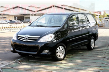 Toyota-innova-2010-hitam